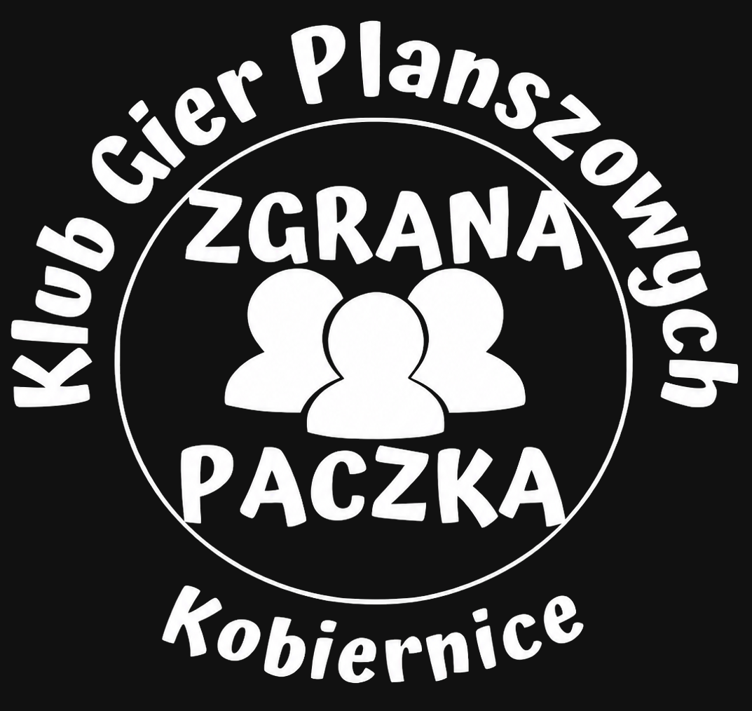 „Logo Klubu Gier Planszowych Zgrana Paczka Kobiernice w białym kolorze na czarnym tle. W okręgu znajduje się napis „Klub Gier Planszowych” u góry i „Kobiernice” na dole. W środku widnieje nazwa „ZGRANA PACZKA” oraz symbol trzech stylizowanych postaci.”